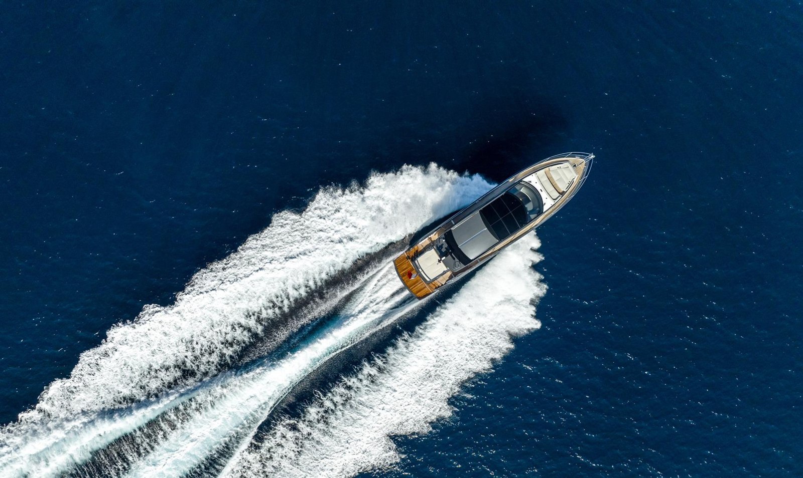 Eine fahrende Sunseeker-Motoryacht aus der Vogelperspektive