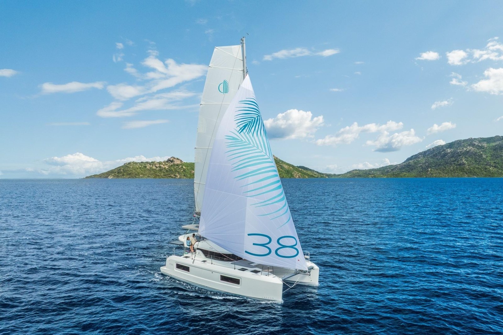 قارب Lagoon 38 شراعي ثنائي البدن على الماء