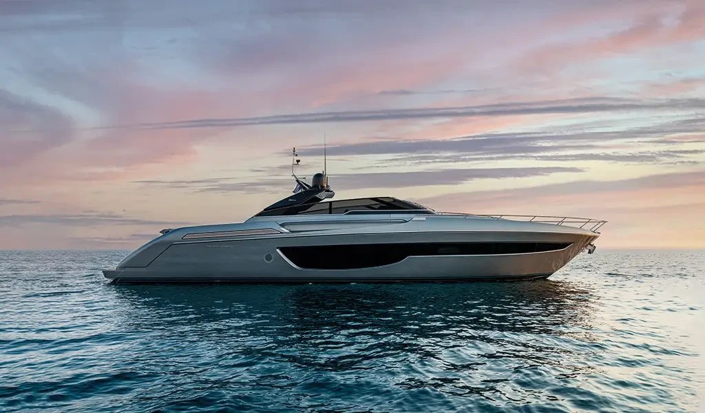 يخت Riva 76 Bahamas Super بمحركات على مياه هادئة